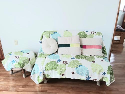 石垣島的住宿－そよ旅 Soyotabi，床上有色彩缤纷的枕头