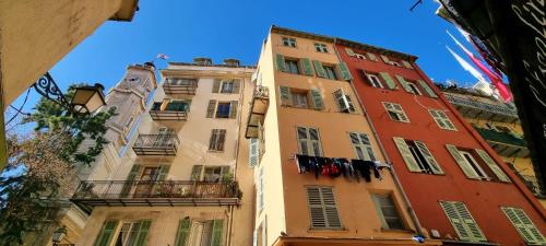 un grupo de edificios altos en una ciudad en Appartement Vieux Nice, en Niza