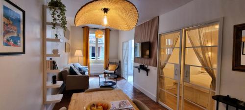 una sala de estar con mesa y una habitación con sofá en Appartement Vieux Nice, en Niza
