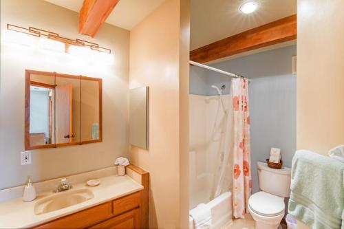 Ένα μπάνιο στο Amazing Oceanview 2 bedroom Oceanfront! by OceanviewHotTubs Shelter Cove, CA Tesla EV Station