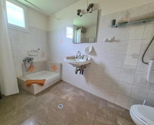 bagno con lavandino, vasca e servizi igienici di Billy's Apartment a Ligourio