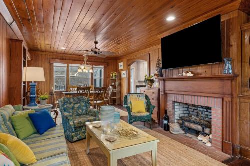 uma sala de estar com lareira e televisão em Mamas Cottage home em Atlantic Beach