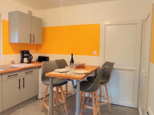 Photo de la galerie de l'établissement Gîte familial avec jardin, proche nature, idéal pour randonneurs et séjours reposants en Picardie Verte - FR-1-526-36, à Loueuse