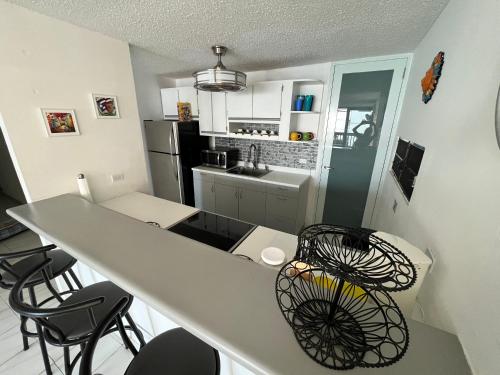 a kitchen with a table and chairs in a room at Casa Rosado @ Villa Marina Fajardo Pool Yunque in Fajardo