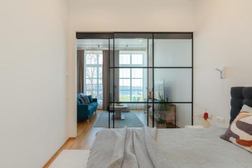 um quarto com uma cama e uma sala de estar em Tamula Lake View Apartment em Võru
