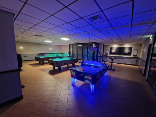 a room with ping pong tables and blue lights at luxe vakantiehuisje - sauna - natuur - strand in Ewijk