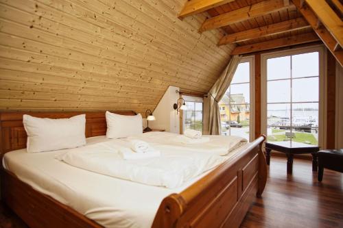 Ferienhaus mit eigener Sauna, Garten und Terrasse - Ferienhaus Seeschwalbe tesisinde bir odada yatak veya yataklar