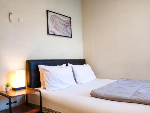 سرير أو أسرّة في غرفة في Sleep House 2BR Wifi Unlimited