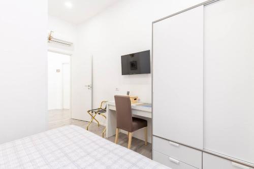 - une chambre avec un lit et une table avec une chaise dans l'établissement b&b don Mimì, à Naples