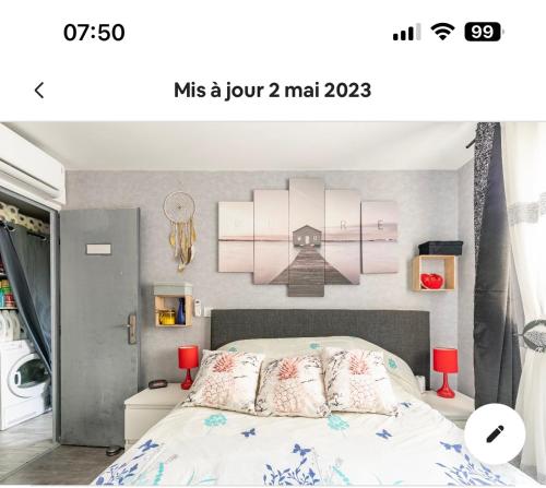 1 dormitorio con cama blanca y almohadas en Chambre cosy, en Vaulx-en-Velin