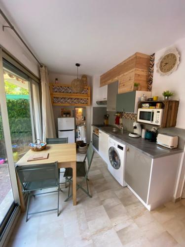 Kuchyň nebo kuchyňský kout v ubytování La Beau'M Juan Les Pins centre ville 200m de la mer terrasse et jardin
