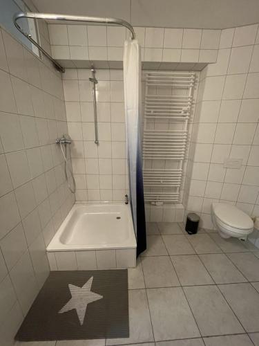 y baño con ducha, bañera y aseo. en Monteurapartment - Messeapartment bis zu 3 Personen, en Hannover