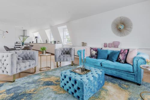 a living room with a blue couch and two chairs at Stunning Covent Garden DREAM COME TRUE Super Quiet HOTEL Alike HOME in London