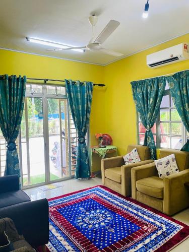a living room with a couch and a rug at Homestay Zalida C Musleem in Kampong Alor Gajah
