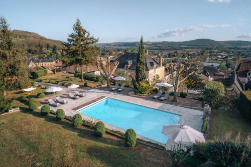 an aerial view of a house with a swimming pool at Hôtel l'Abbaye in Saint-Cyprien