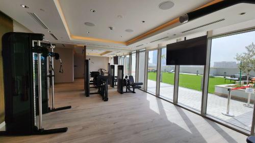 Fitnesscenter och/eller fitnessfaciliteter på STAY BY LATINEM Luxury 1BR Holiday Home CVR A2006 near Burj Khalifa