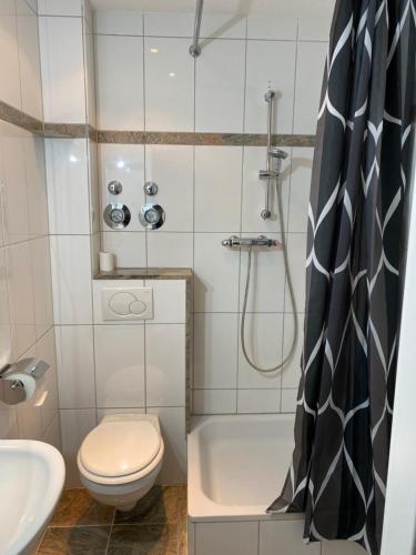 y baño con ducha, aseo y lavamanos. en S17 ferienappartments, en Flensburg