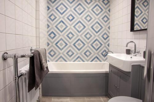 Bathroom sa Oxford Street Grand Apartment