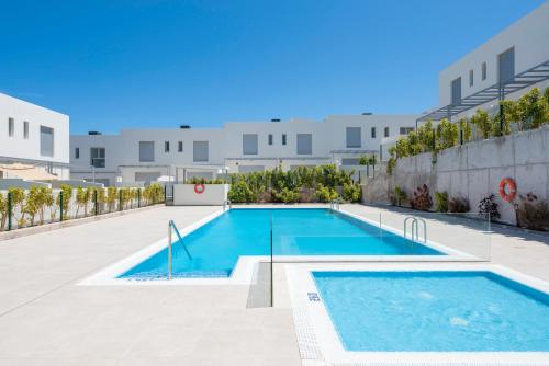 Bazén v ubytování MEDANO4YOU Beachwalk Holiday Home nebo v jeho okolí