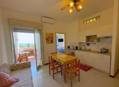 kuchnia oraz salon ze stołem, kuchnią i jadalnią w obiekcie Taormina & Sea View Apartment w mieście Giardini Naxos