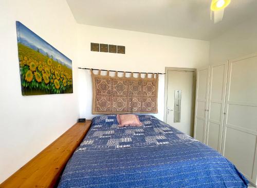 ジャルディーニ・ナクソスにあるTaormina & Sea View Apartmentのベッドルーム1室(壁に絵画が描かれたベッド1台付)