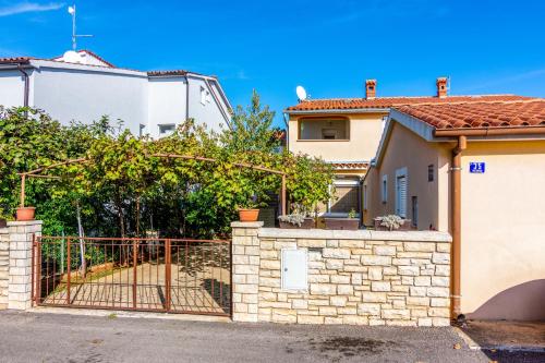 Apartments with parking space Valbandon, Fazana - 7352