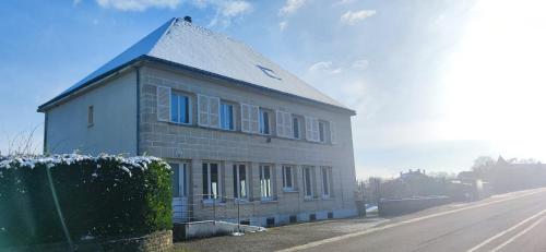 un bâtiment avec un toit sur le côté d'une rue dans l'établissement Le Relais de La Poste 2, à Colombey-les-Deux-Églises
