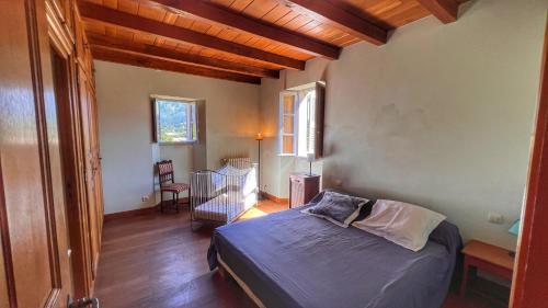 アジャクシオにあるvilla avec piscineの木製の天井の客室で、ベッドルーム1室(ベッド1台付)