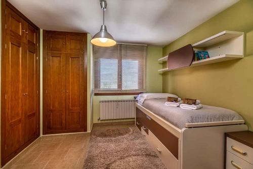 een kleine slaapkamer met een bed en een raam bij Casa Tomillar in San Rafael