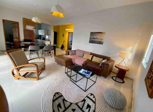 Χώρος καθιστικού στο Agréable appart T4 avec Piscine à Pereybère.