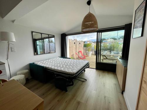 Habitación con cama en el medio de una habitación en NOIRMOUTIER - Petite maison 500m plage Sableaux en Noirmoutier-en-l'lle