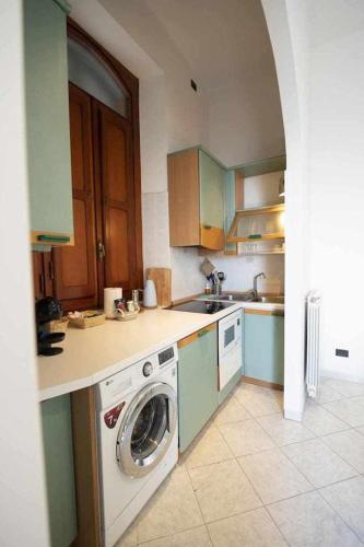 Una cocina o zona de cocina en Alloggio in palazzina stile Liberty Fronte Mare