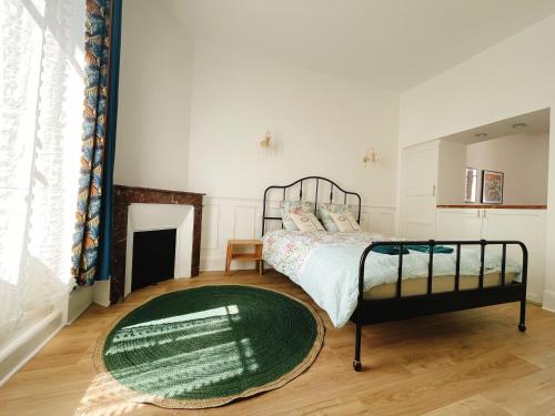 Posteľ alebo postele v izbe v ubytovaní Villa muguette - coeur de Vichy- 2éme étage