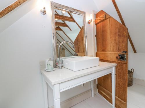 a bathroom with a sink and a mirror at Dunira in Cupar