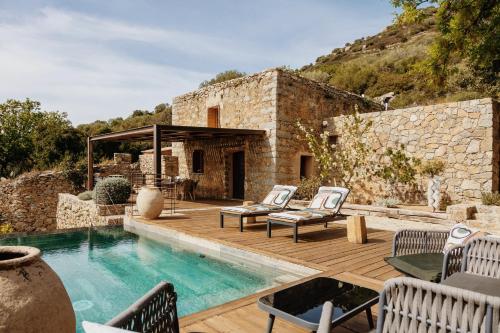 un patio con sillas y una piscina en Villa U Laziu, en Corbara