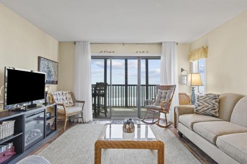 Point Prospect Shores condo في باين نول شورز: غرفة معيشة مع أريكة وتلفزيون