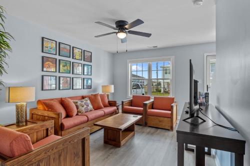 uma sala de estar com um sofá e uma televisão em Anchors Away Unit 1 Duplex em Atlantic Beach