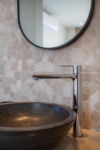 a sink in a bathroom with a mirror at Villa Wahoo in Jan Thiel
