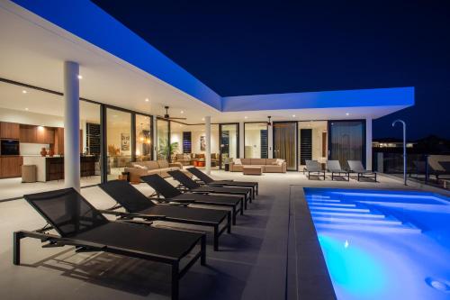 an image of a house with a swimming pool at Villa Wahoo in Jan Thiel