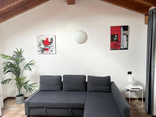 un soggiorno con divano e pianta di Casa Cleopatra a Bergamo