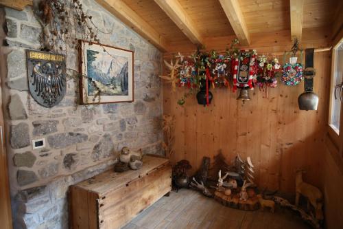 a room with a stone wall with christmas decorations at Tlisöra Speckstube in Frena