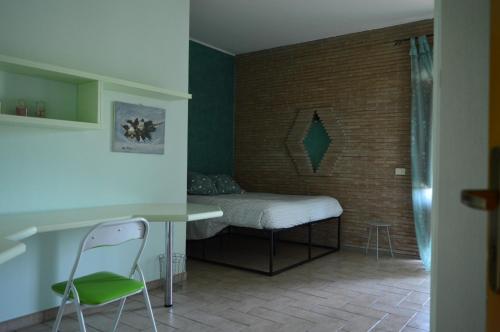 een kleine kamer met een bed en een tafel en stoelen bij Casa vacanze in famiglia in San Leucio del Sannio
