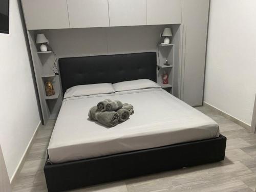 un lit dans une chambre avec un grand lit blanc dans l'établissement Sea Paradise, à San Giovanni