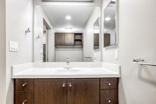 a bathroom with a sink and a mirror at Downtown 1BR w Gym Courtyard nr LA Live LAX-650 in Los Angeles