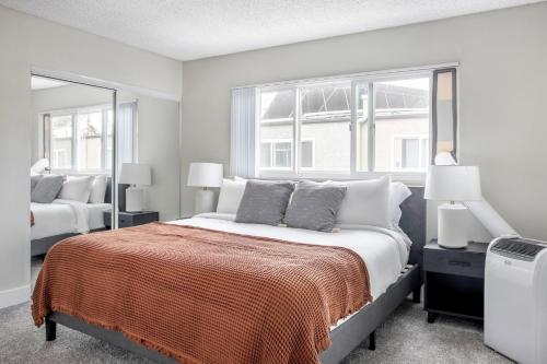 Ένα ή περισσότερα κρεβάτια σε δωμάτιο στο Marina Del Rey 1br w gym bbq nr Venice Beach LAX-879