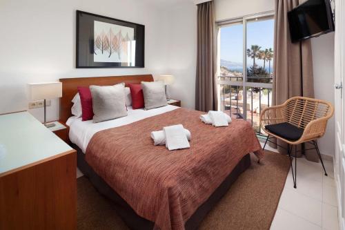 pokój hotelowy z łóżkiem i balkonem w obiekcie Garden & Sea Apartments Mijas Costa & Fuengirola w mieście Mijas Costa