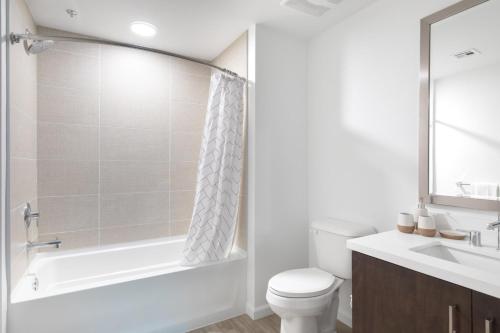 Ένα μπάνιο στο Westchester 1BR w Pool Gym nr beach LAX LAX-241