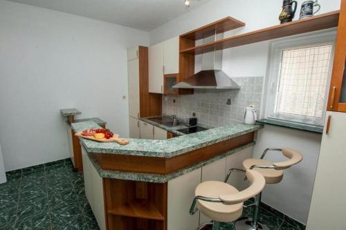 Η κουζίνα ή μικρή κουζίνα στο Apartments by the sea Duce, Omis - 7576
