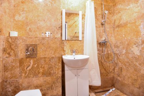 een badkamer met een wastafel en een douche bij COMPLEX TISMANA 3* ALL INCLUSIVE in Jupiter