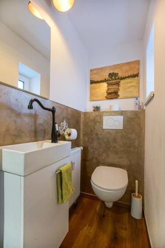 Ванная комната в AusZeit Steiraland 1 mit privaten Garten überdachter Terrasse und Parken